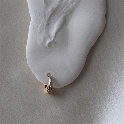 14kt Gold Vermeil Graduated Hoop Earrings with White Topaz | Otiumberg