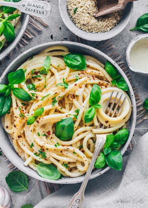 Creamy Vegan Garlic Pasta (Spaghetti Aglio e Olio) - Bianca Zapatka ...