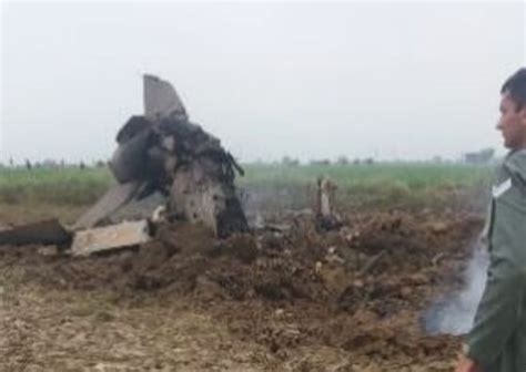 BREAKING: MiG-21 trainer aircraft crashes in Gwalior, both pilots eject ...