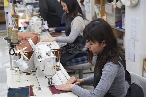 在制作手提包的女缝纫工高清图片下载-正版图片502068112-摄图网