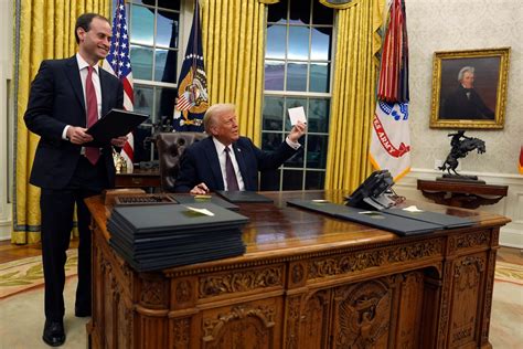 President Trump Oval Office 的图像结果