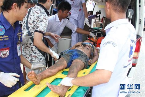 泰国普吉大巴翻车致17名中国游客受伤（高清） -国际频道-新华网