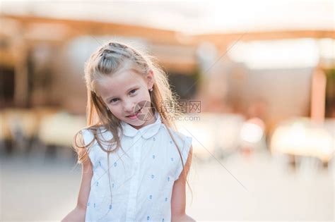在欧洲城市户外可爱快乐的小女孩白种人孩子的肖像在高清图片下载-正版图片503600783-摄图网