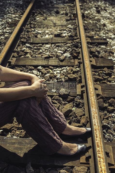 一个人行走在铁路上的唯美女孩！|铁路|姑娘|人像摄影_新浪新闻