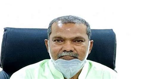 हर बात पर फुचुक- फुचुक कर खड़े हो जाते हैं सीट पर फेविकॉल लगा देना ...