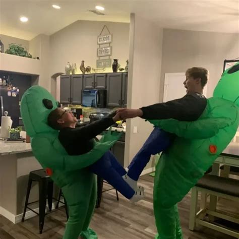 Alien Costume Scare Pranks 的图像结果