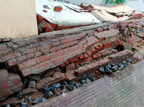 Roof of Pathik Ashram collapses in Siddhpur city, wall of Ranuj bus ...