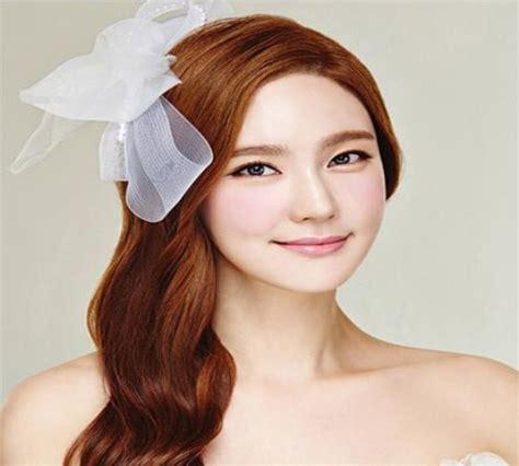 穿礼物配什么发型最新素材