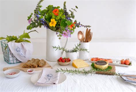 Table Setting Country Style 的图像结果