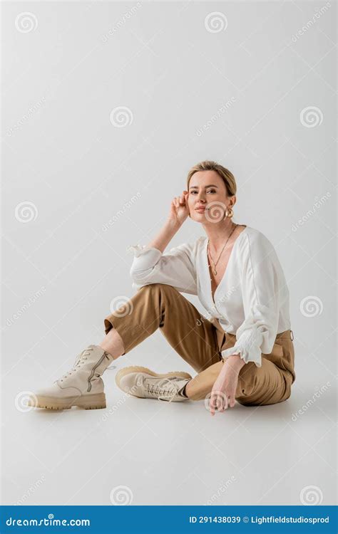 Attractive Woman Business Casual 的图像结果