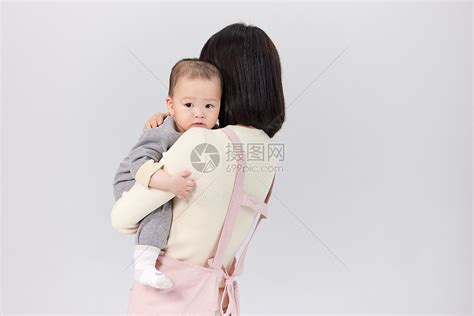 被月嫂抱着的婴儿宝宝高清图片下载-正版图片501725293-摄图网
