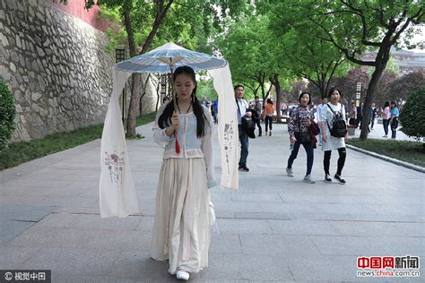 西安一女大学生穿汉服逛街 吸引众多路人目光_新闻中心_中国网