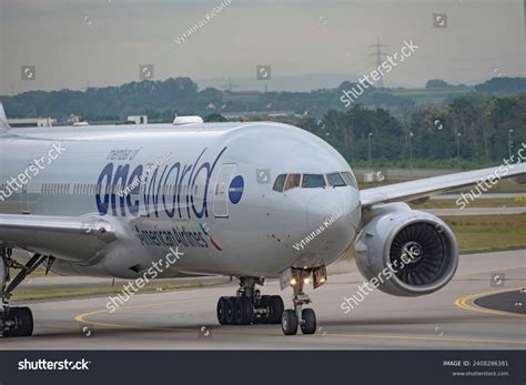 American Airlines Oneworld Livery Boeing 777 Stock Photo 2408286381 ...