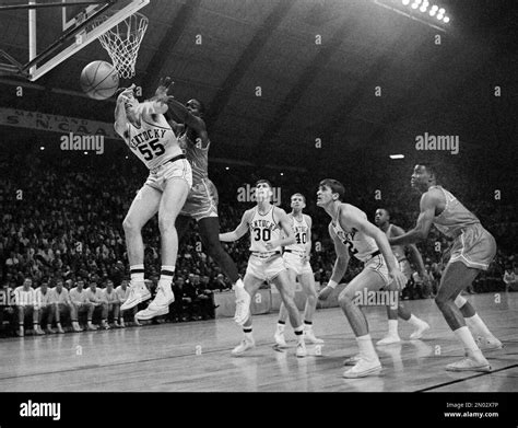 FILE - In this March 19, 1966, file photo, Kentucky's Thad Jaracz (55 ...