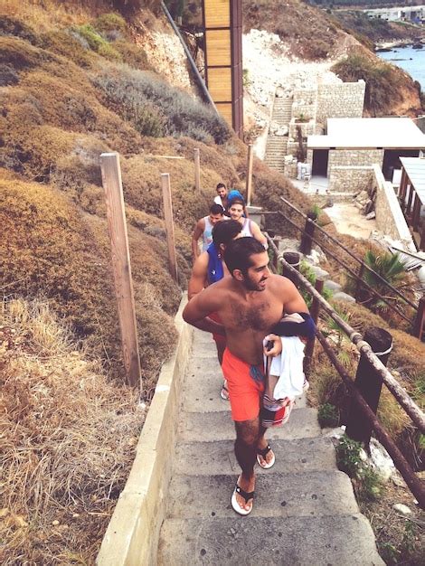 People Walking Up Stairs 的图像结果