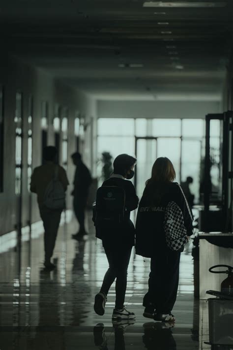People Walking in a Hallway 的图像结果