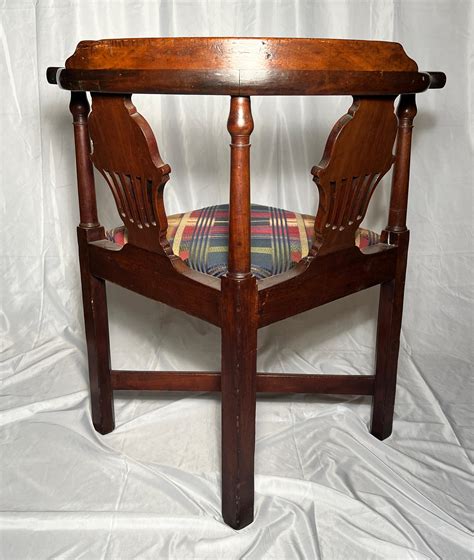 Silla esquinera inglesa antigua de caoba circa 1880 en venta en 1stDibs