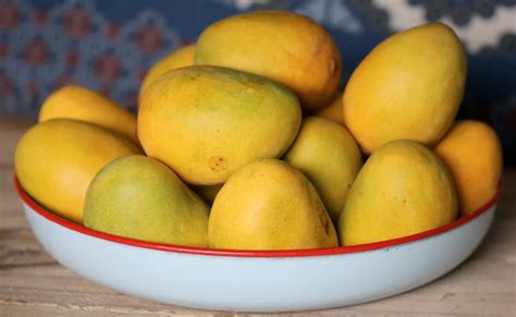 आम खरीदते समय ये कैसे पहचानें कि इसे केमिकल से पकाया गया है या नेचुरल ...