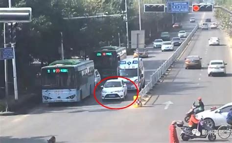 柳州这小车阻挡救护车，被鸣笛12次也没让行！视频看怒