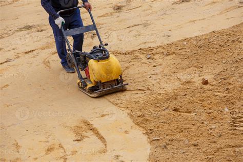 Using a Vibrating Plate Compactor On Sand 的图像结果