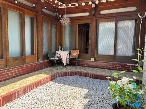 Hanok Bookclub House in trendy Seongbuk-dong - Houses for Rent in Seoul ...