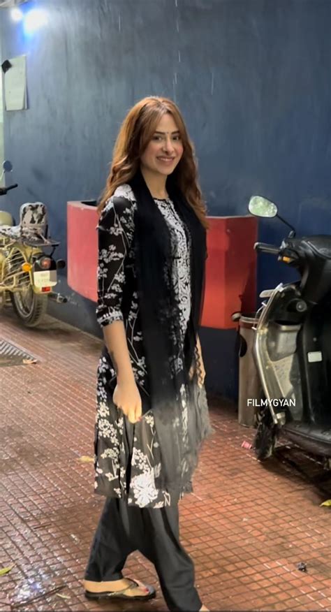 Batool Black Mul Mul Kurta | Lucknowi Chikankari – Hayat’s Lucknowi ...