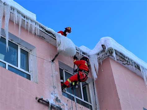新疆青河县最低气温降至约零下40摄氏度 消防救援人员除冰作业