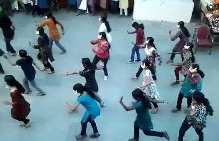 Flashmob at Saphalyam Shopping Complex Palayam Trivandrum by LBSITW ...