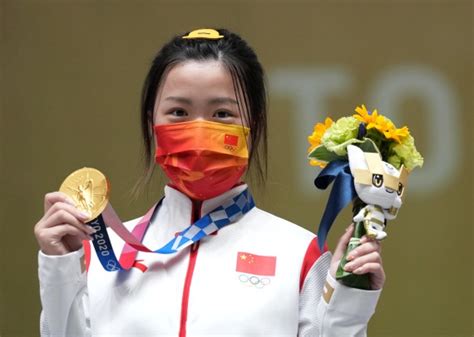 奥运冠军杨倩的小黄鸭为什么这么火_东方体育