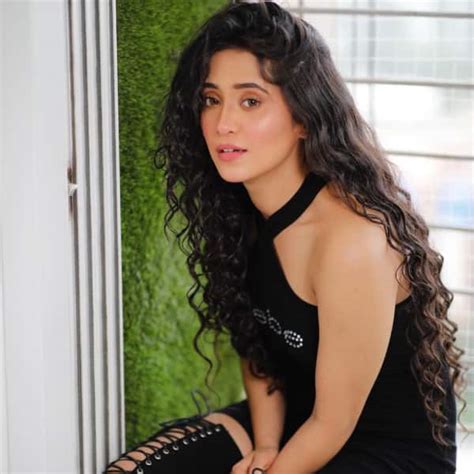 Yeh Rishta Kya Kehlata Hai's Shivangi Joshi does a flying kick and ...