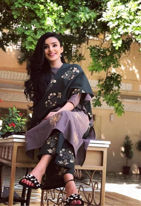 बेस्ट कुर्ती पोज़्‌: कुर्ती में फोटो खिंचवाने के शानदार आइडिया - DusBus