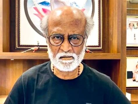 Rajinikanth के प्रशंसकों का पागलपन, थलाइवा के फिल्म पोस्टर पर छिड़का ...