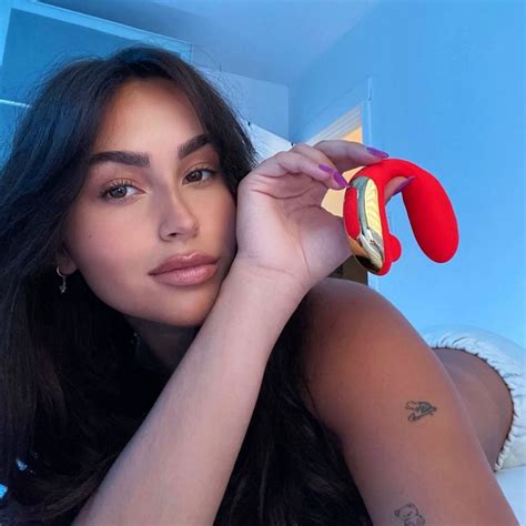 Claudia Tihan - Live Stream Video and Photos 12/12/2021 • CelebMafia