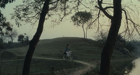 Putulnacher Itikatha directed by Suman Mukhopadhyay starring Jaya ...