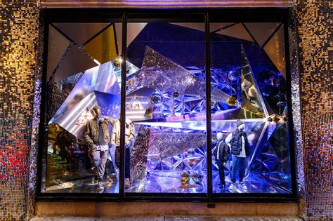 Biscoitos de gengibre, bonecos e muitas luzes enchem as montras de Natal de Paris, Londres e ...