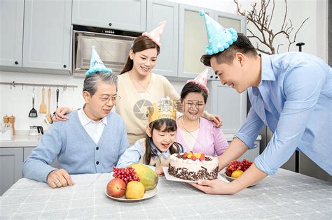 一家人欢乐地庆祝生日高清图片下载-正版图片501218533-摄图网