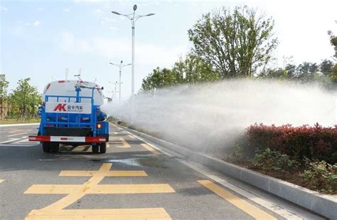 濮阳市民被洒水车喷一身水 喷洒的到底是什么水_大豫网_腾讯网