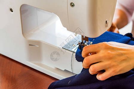 裁缝或裁缝工作使用缝纫机卷轴剪刀卷尺和缝纫高清图片下载-正版图片504063473-摄图网