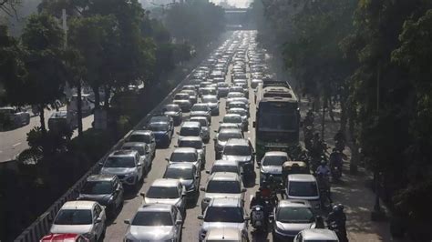 Farmers' protest: Traffic snarls at Noida-Delhi border, heavy security ...