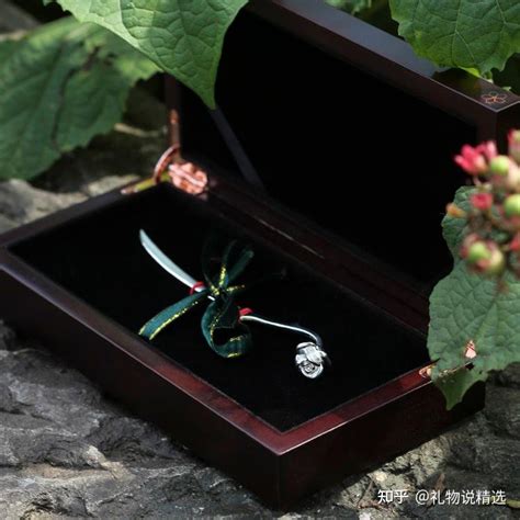 成年了送什么礼物最新素材