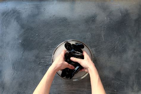 Washing Mussels 的图像结果