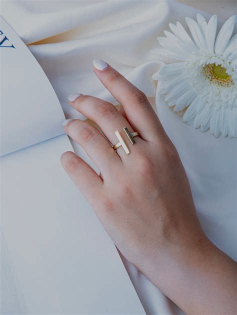 Linear Brass Ring – Lili-Origin
