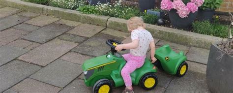Trampeltraktor und Bobby Car: So werden kleine Hofkinder mobil ...