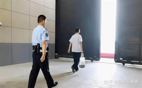 出狱送上什么礼物最新素材