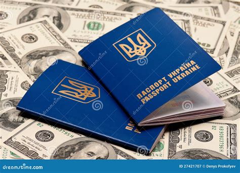 乌克兰护照在有机票的人手中高清摄影大图-千库网