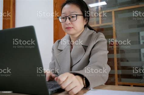 Women at Computer Work 的图像结果