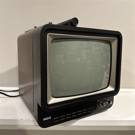 Vintage 1980s RCA Analog Portable Television TV Wood Grain 9" Inch AFC ...