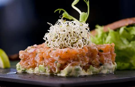 Receta de Tartar de salmón y aguacate con Manzanilla - Sherry Wines