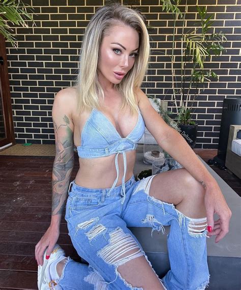 Isabelle Deltore - Age, Height, Weight, Net worth, Dating, Bio & Wiki