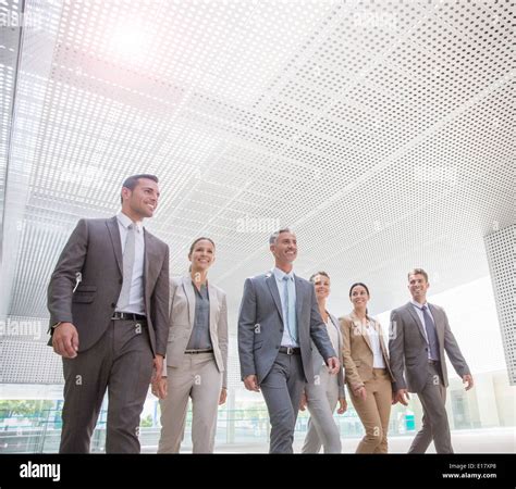 Business People Walking Sign 的图像结果